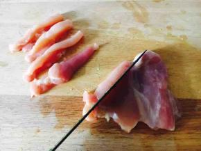 把去皮去骨的鸡腿肉洗干净
切成6厘米长，1厘米宽的长条。
切鸡肉时要斜着鸡肉的纹路切。