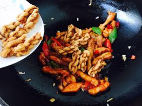 放入小麻花，迅速炒匀。