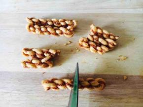 把小麻花切成两段
