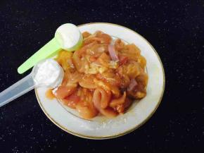 放入面粉5g、淀粉10g，抓匀。
要反复抓几次，让鸡腿柳挂上面糊。
最后再放少许油，抓匀。