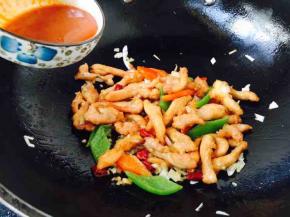 倒入提前准备好的碗汁，离火颠勺，让汁裹住食材。