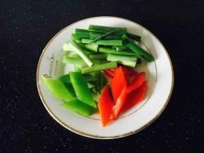 青红椒分别切成菱形片
小葱切段