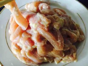 鸡腿柳挂上了薄薄的一层糊
