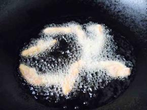 锅里放适量油，当油温7、8成热时，中火放入鸡腿柳。
炸鸡腿柳要分批分次炸，要用筷子夹着鸡腿柳，一条一条的往油锅里放。