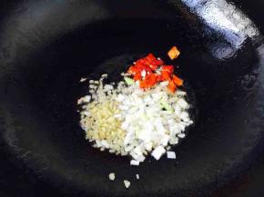 开火置锅，大火，锅热，锅里留底油，放入葱花姜末辣椒段爆香，