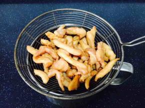 当炸成金黄色时捞出来沥油