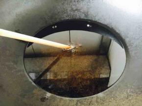 温馨提示，如何判断油温：1，我们把一根筷子放到油锅里，当筷子的周围起大泡泡，说明油温正好。我的图片里显示的筷子周围是小泡泡，说明油温还没达到。（下次做的时候再补拍一张吧）2，可用一块大葱代替筷子做试验。3，当看到油面有波动并且有青烟刚刚出现，这时油温正好，这时还要注意马上把火调小一点，避免油温过高。