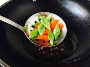 把青红椒放在笊篱里，就像海底捞一样在油锅里“捞一下”，这个过程是利用炸鸡腿柳油的余温把青红椒断生。
这个步骤也可略去。

