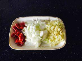 辣椒洗干净，用水泡5分钟，沥干水分，切成1厘米的小段。
葱切花 姜切末
