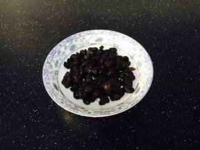 豆豉用水洗干净，沥干水分备用。