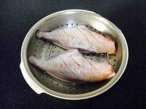 把橡皮鱼洗干净，打上斜刀，沥干水分备用。