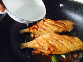 当闻到料汁香味时打开锅盖，倒入1小碗的凉水。
请记住倒入凉水，凉水会使烧出的鱼更香。
从倒入料汁盖上锅盖，再打开锅盖只是10来秒的时间，目的是让料汁烹出香味。