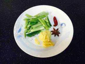 姜切片、葱切段备用