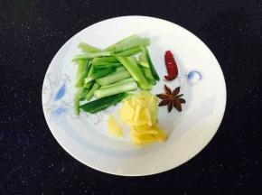 姜切片、葱切段备用