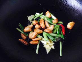 放入豆豉、干辣椒、八角、姜片、小葱煸炒几下。