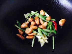 放入豆豉、干辣椒、八角、姜片、小葱煸炒几下。