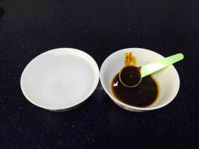 准备：1，凉水1小碗（300ml）
            2，碗汁：生抽20g、甜面酱15g、醋5g、白糖10g、料酒5g