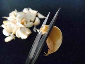 把蒜头剥成蒜粒，用剪刀剪去蒜粒的头部，放在水里泡10分钟，然后剥皮。