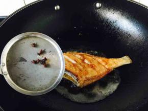 开大火置锅，锅热放入适量的油，当油温六成热时改中火，放入5粒花椒粒，同时把鱼放入油锅里煎制，当一面煎2分钟后，橡皮鱼呈金黄色时翻过来再煎另一面，也煎两分钟，呈金黄色即可。期间当闻到花椒香味时把花椒捞出来。
花椒起到增香提鲜的作用。