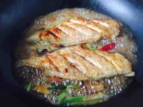 大火煮开，中火炖5分钟，加少许盐调味。