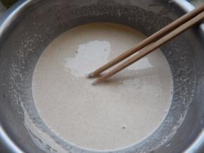 打入鸡蛋搅拌成面糊