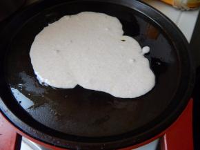 然后倒入电饼铛摊平