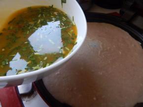 倒入鸡蛋韭菜叶子