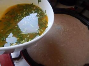 倒入鸡蛋韭菜叶子