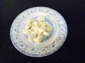 蒜粒用厨房用纸把水分吸干备用