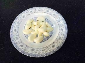 蒜粒用厨房用纸把水分吸干备用
