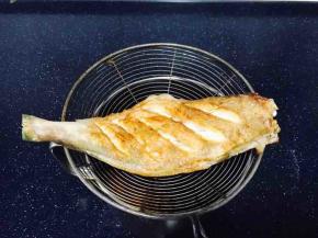 煎好的鱼沥一下油