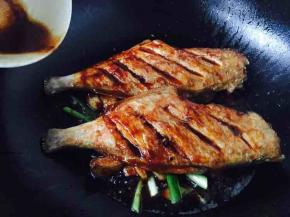 放入煎好的橡皮鱼并倒入碗汁，盖上锅盖。