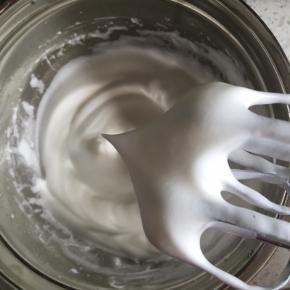 打发至提起打蛋头有短小直立的尖角即可