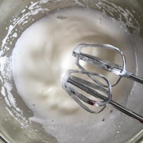 打发至泡沫细腻状态，再加入1/3的细砂糖继续中高速打发