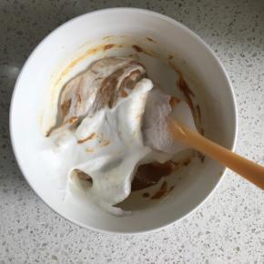 取1/3的蛋白霜到蛋黄糊中，翻拌均匀