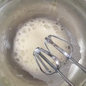 用电动打蛋器打发至粗泡状态，加入1/3的细砂糖，继续中速打发