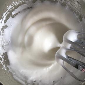 打发至有清晰的纹路时，倒入剩下的全部细砂糖，继续打发