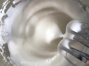 打发至有清晰的纹路时，倒入剩下的全部细砂糖，继续打发