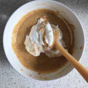 再取1/3的蛋白霜到翻拌好的蛋糕糊中，继续翻拌均匀