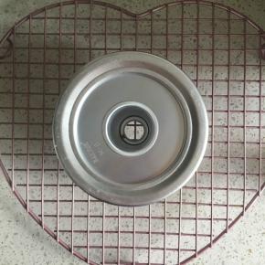 烤好的蛋糕取出倒扣在晾凉网架上