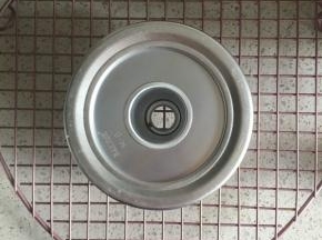烤好的蛋糕取出倒扣在晾凉网架上
