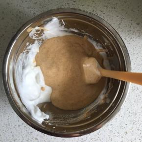 最后把翻拌均匀的蛋糕糊倒入剩下的蛋白霜中，翻拌至完全均匀