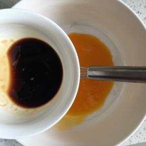 红糖加入热水混混搅拌均匀至红糖完全融化，红糖水凉后倒入蛋黄中，搅打均匀