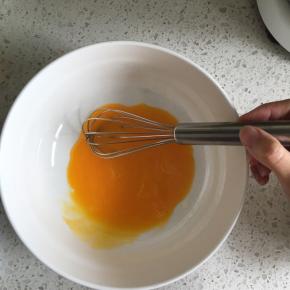 蛋黄和蛋清分离，蛋黄用打蛋器打散