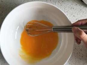 蛋黄和蛋清分离，蛋黄用打蛋器打散