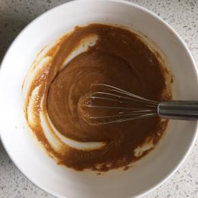 搅拌均匀至无面粉颗粒，放一旁备用