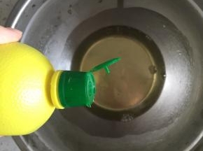 蛋清内滴入柠檬汁