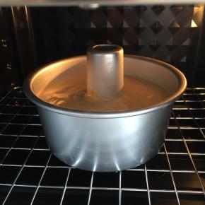 烤箱需要提前预热好，我使用的是东菱岩烤烤箱，调至菜单5，蛋糕模式，即上管120度，下管150度，50分钟，把网架放在倒数第二层，放上蛋糕糊，关闭烤箱门