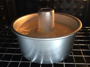 烤箱需要提前预热好，我使用的是东菱岩烤烤箱，调至菜单5，蛋糕模式，即上管120度，下管150度，50分钟，把网架放在倒数第二层，放上蛋糕糊，关闭烤箱门