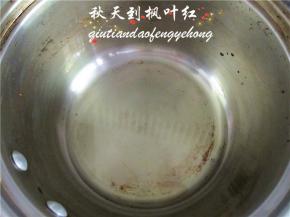 玉米油小火加热至沸腾，然后熄火。